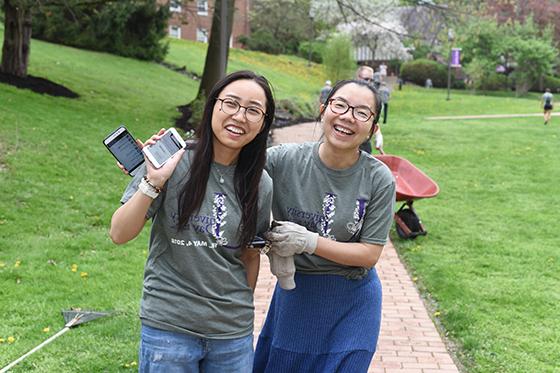 Photo of two international students on 波胆网站's 足球波胆平台, 在自愿种花的时候停下来